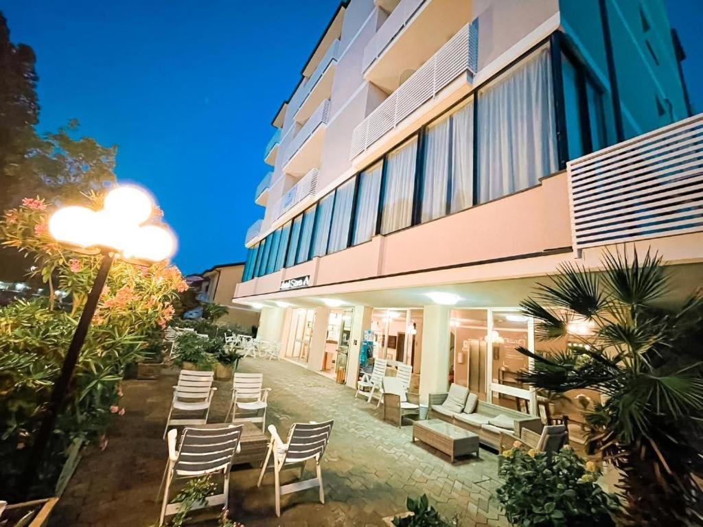 Hotel Sara*** Чезенатіко Екстер'єр фото