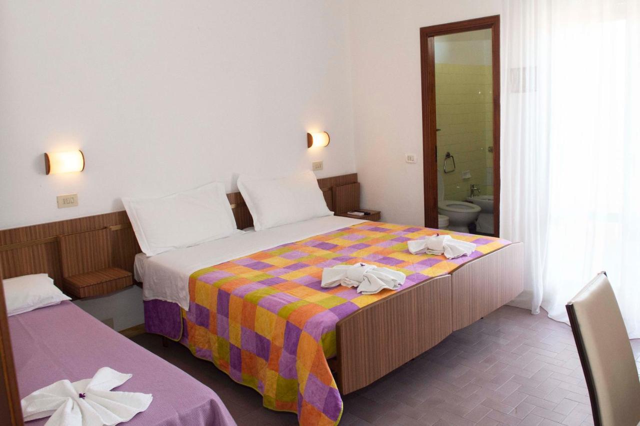 Hotel Sara*** Чезенатіко Екстер'єр фото