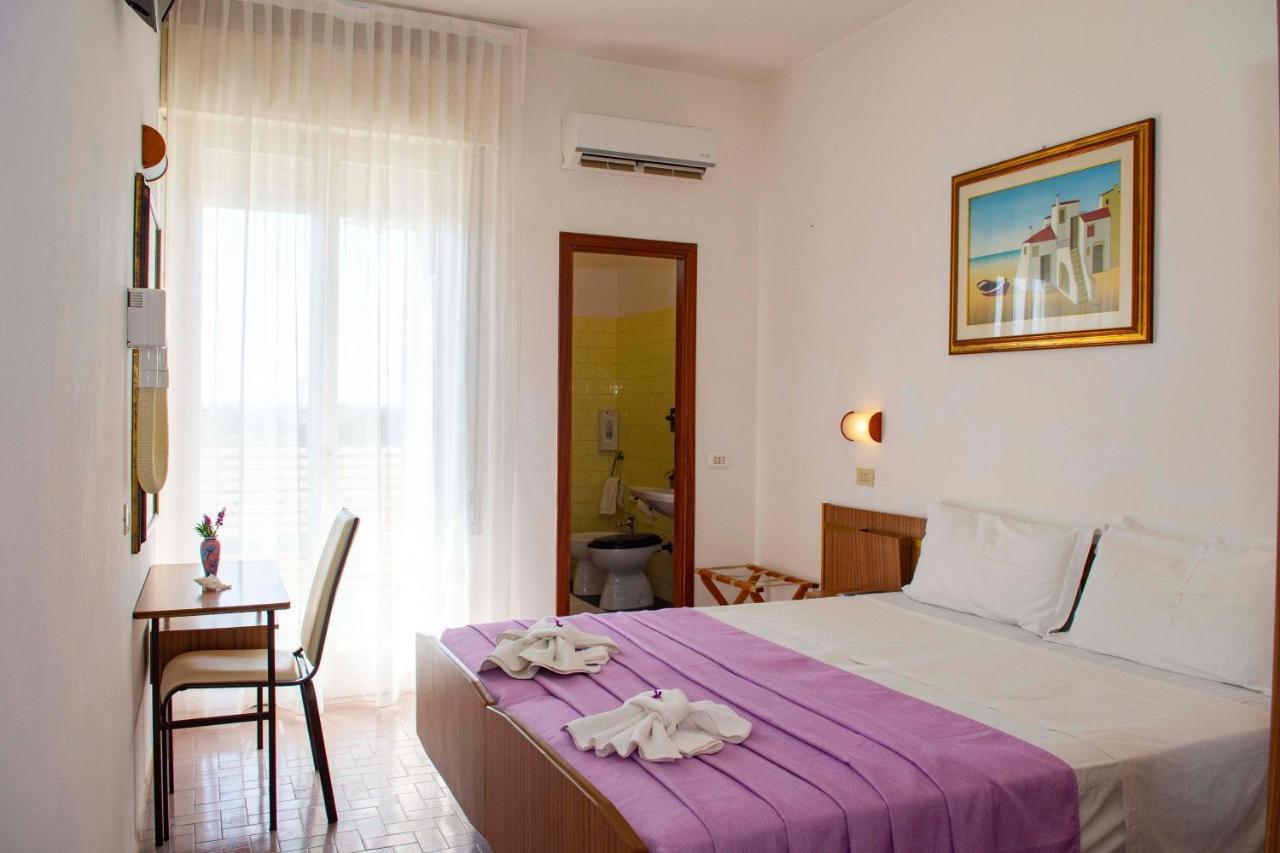 Hotel Sara*** Чезенатіко Екстер'єр фото