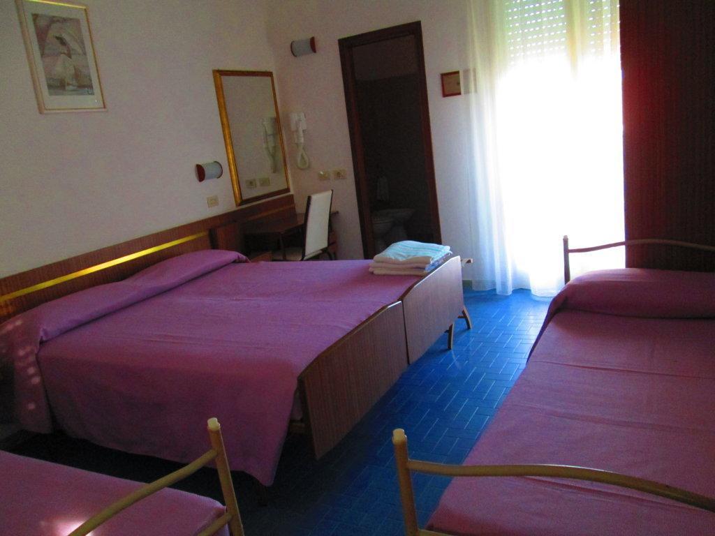 Hotel Sara*** Чезенатіко Екстер'єр фото