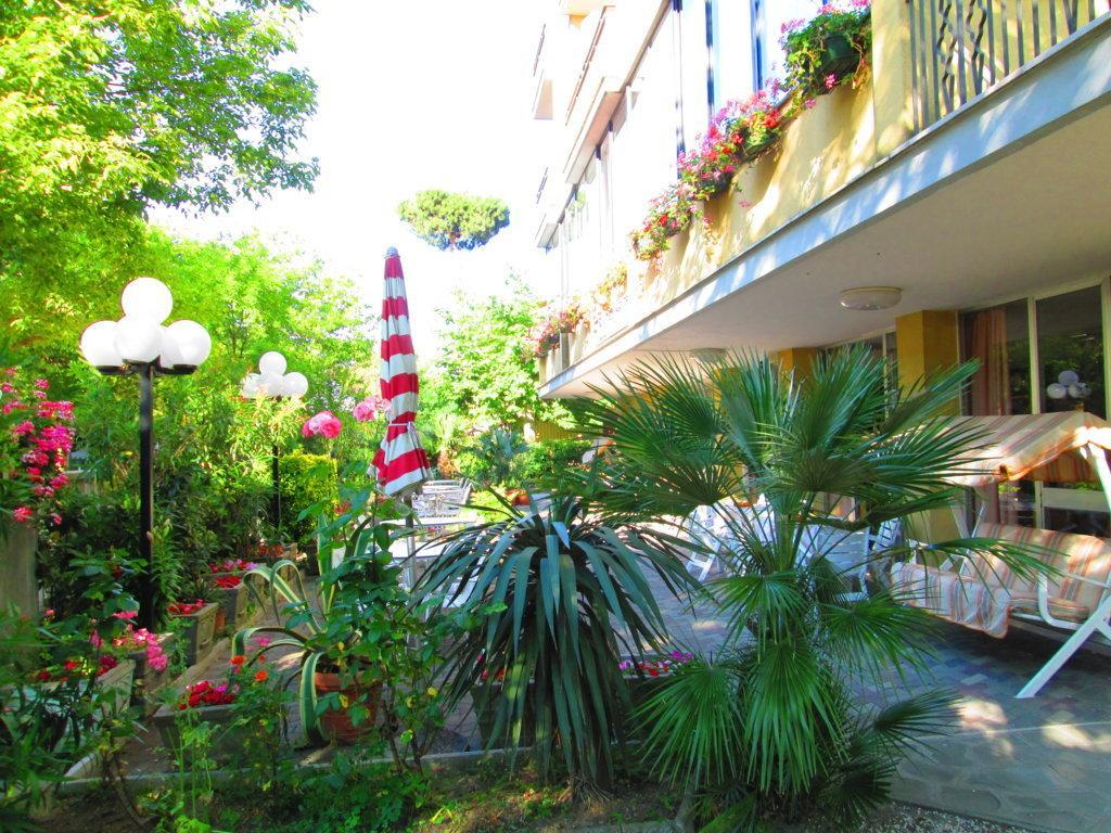 Hotel Sara*** Чезенатіко Екстер'єр фото