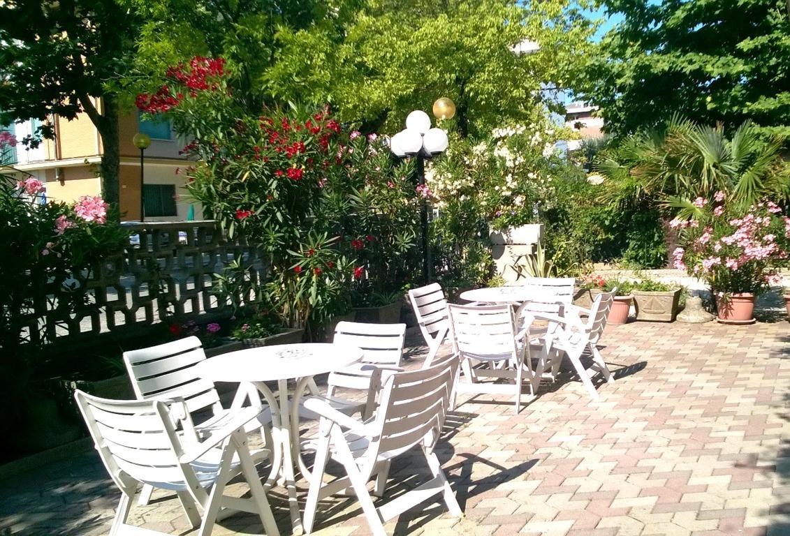 Hotel Sara*** Чезенатіко Екстер'єр фото