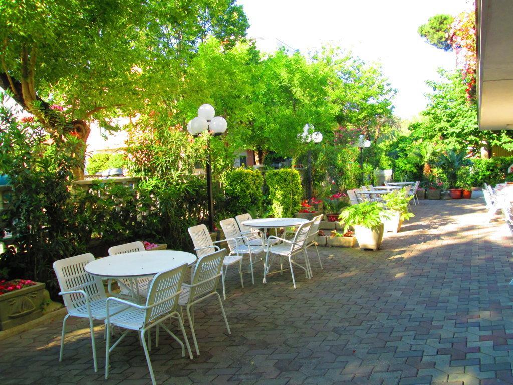 Hotel Sara*** Чезенатіко Екстер'єр фото