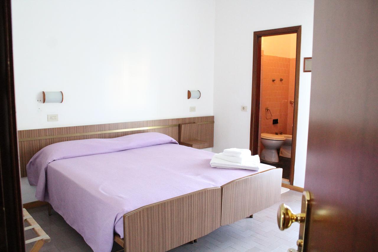 Hotel Sara*** Чезенатіко Екстер'єр фото