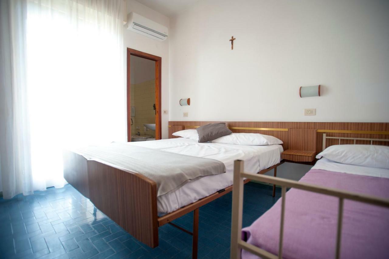 Hotel Sara*** Чезенатіко Екстер'єр фото