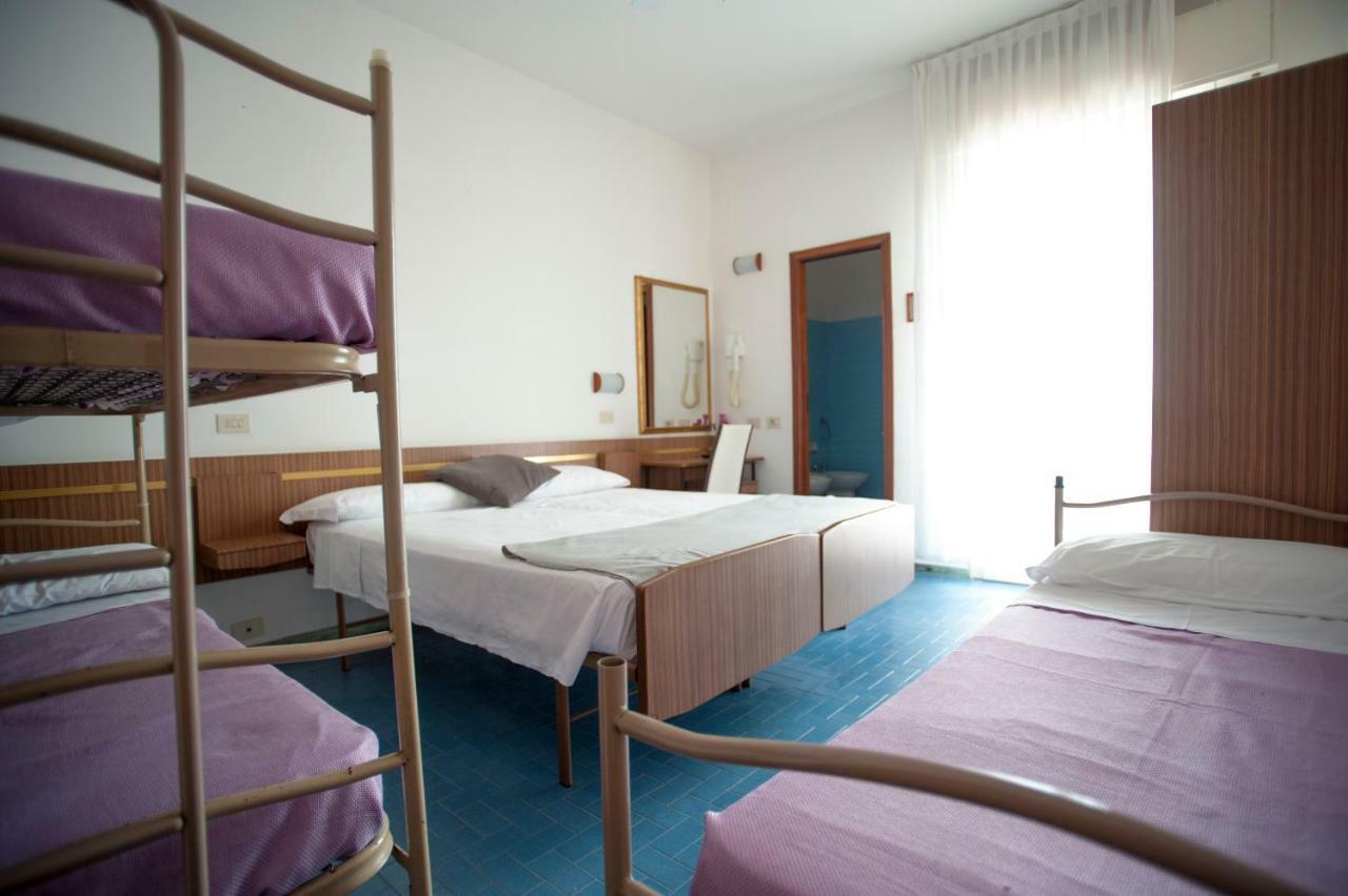 Hotel Sara*** Чезенатіко Екстер'єр фото