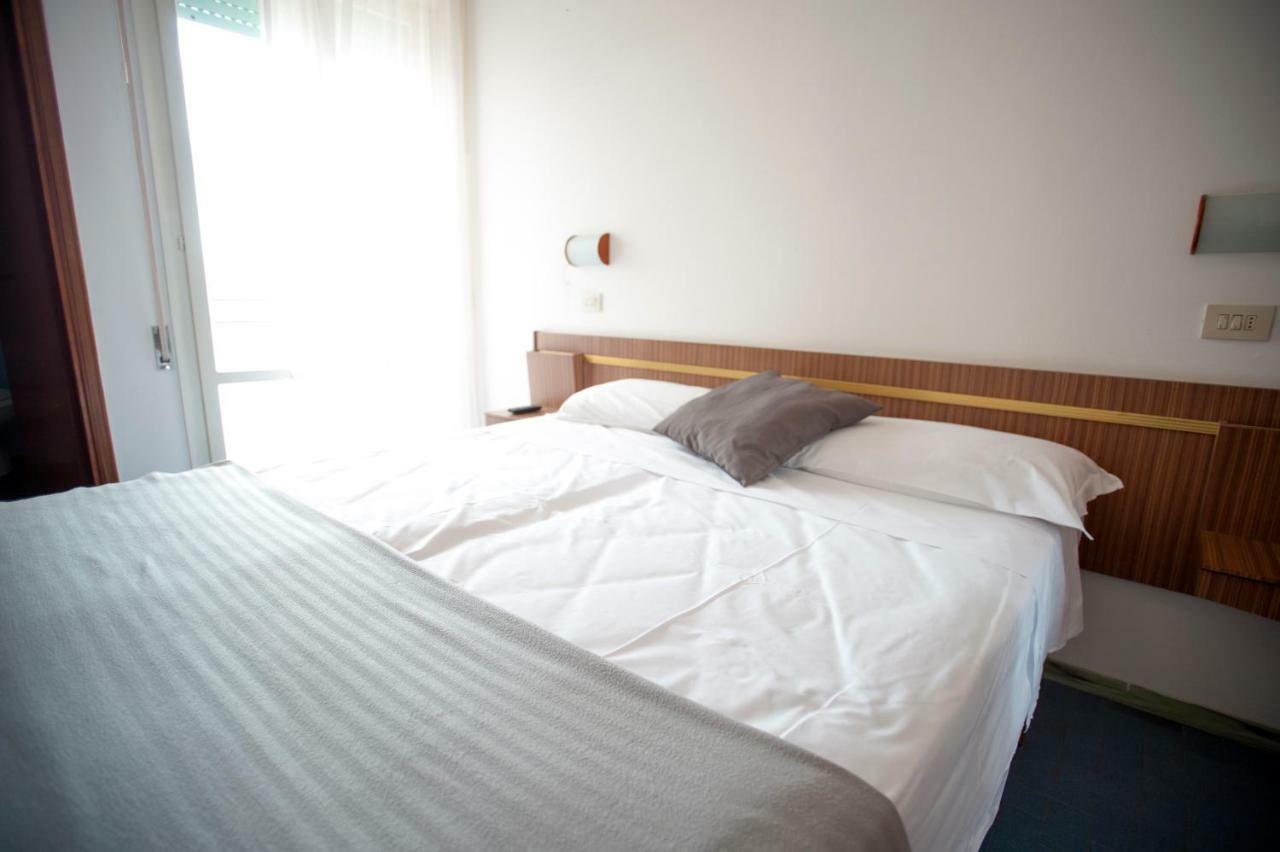 Hotel Sara*** Чезенатіко Екстер'єр фото