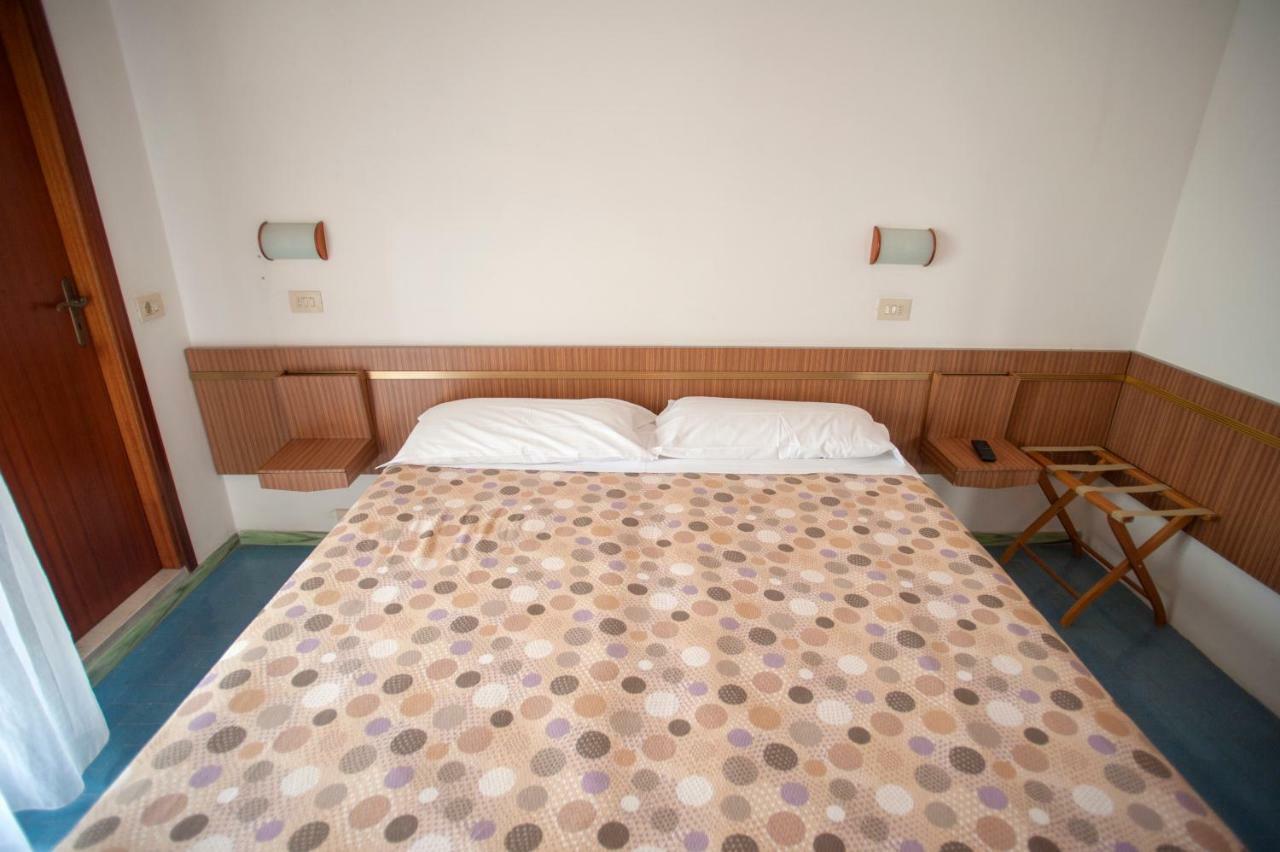 Hotel Sara*** Чезенатіко Екстер'єр фото