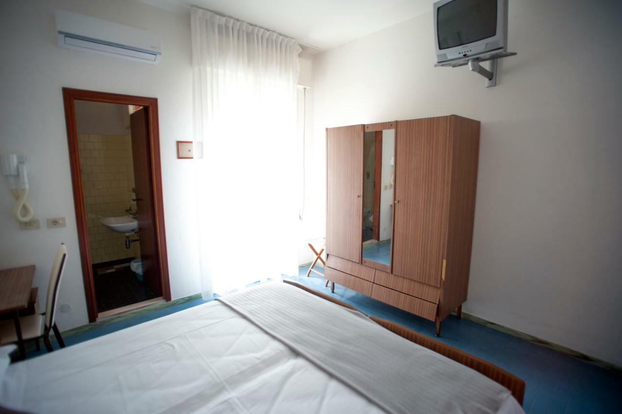 Hotel Sara*** Чезенатіко Екстер'єр фото