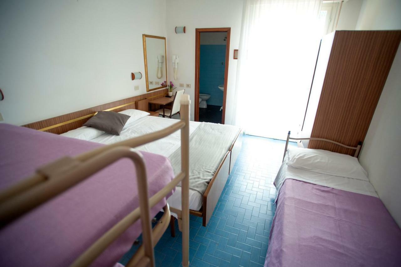 Hotel Sara*** Чезенатіко Екстер'єр фото